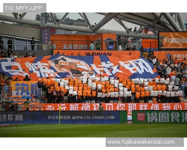 球迷偶遇足球巨星街头合影瞬间引发热议回忆起经典比赛时刻